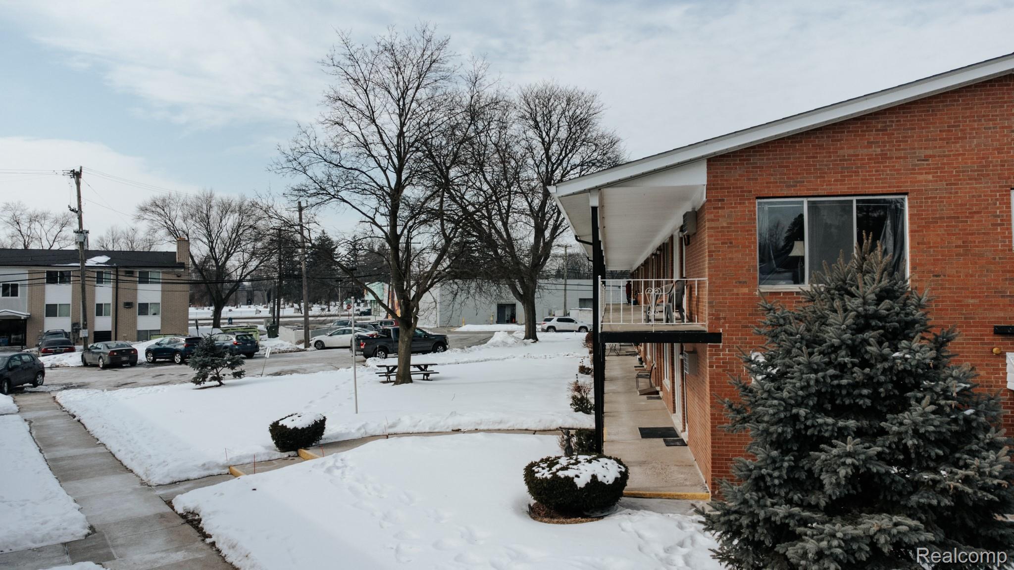 2121 Clawson Avenue 205