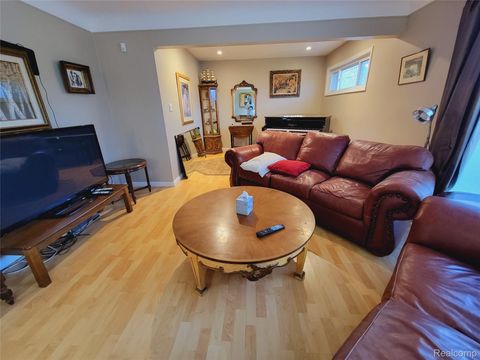 18311 NORWICH Road Livonia City MI 48152