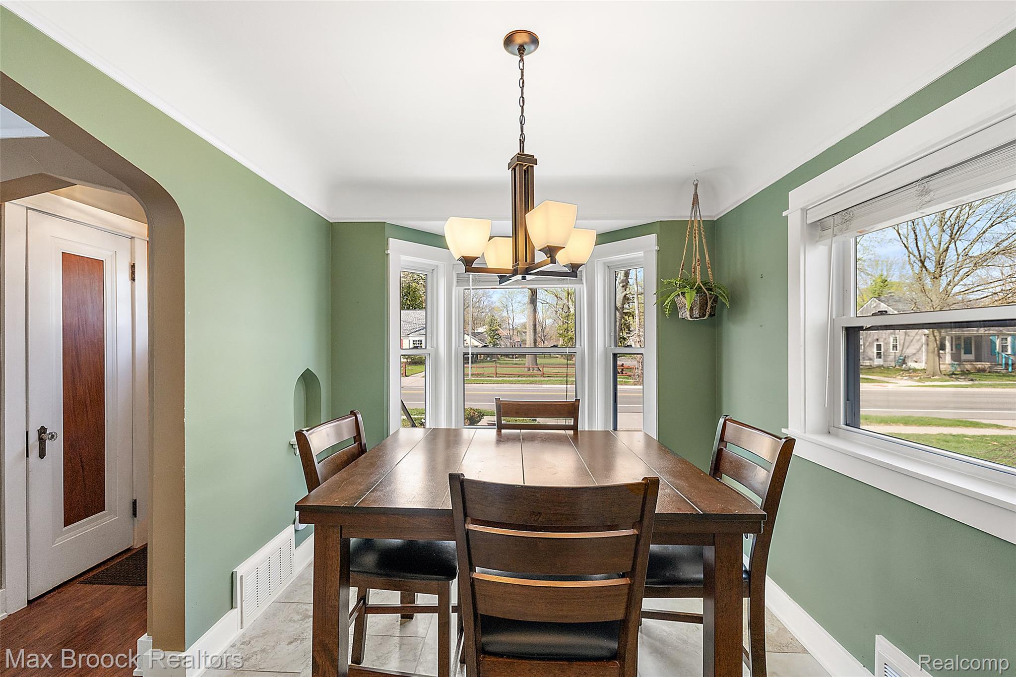 1406 E Lincoln Avenue