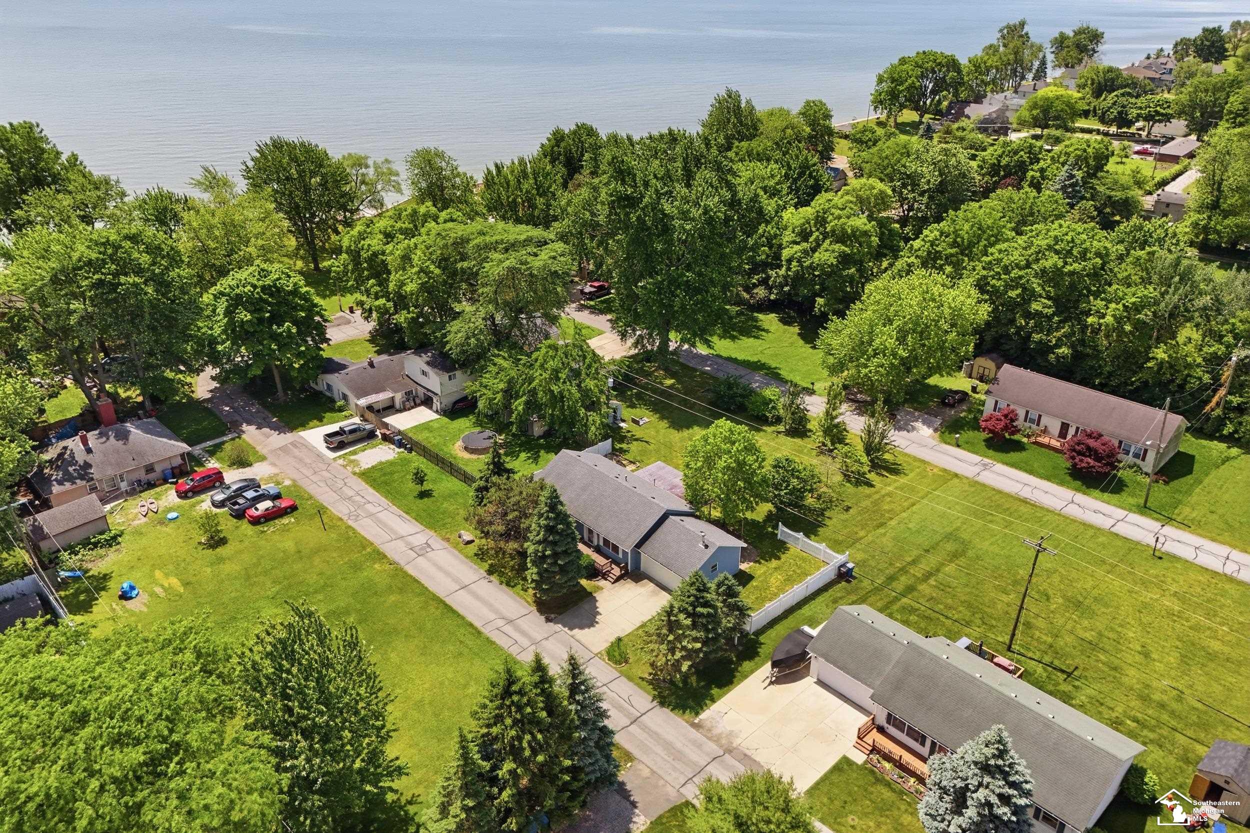 3484 Lakeshore Drive
