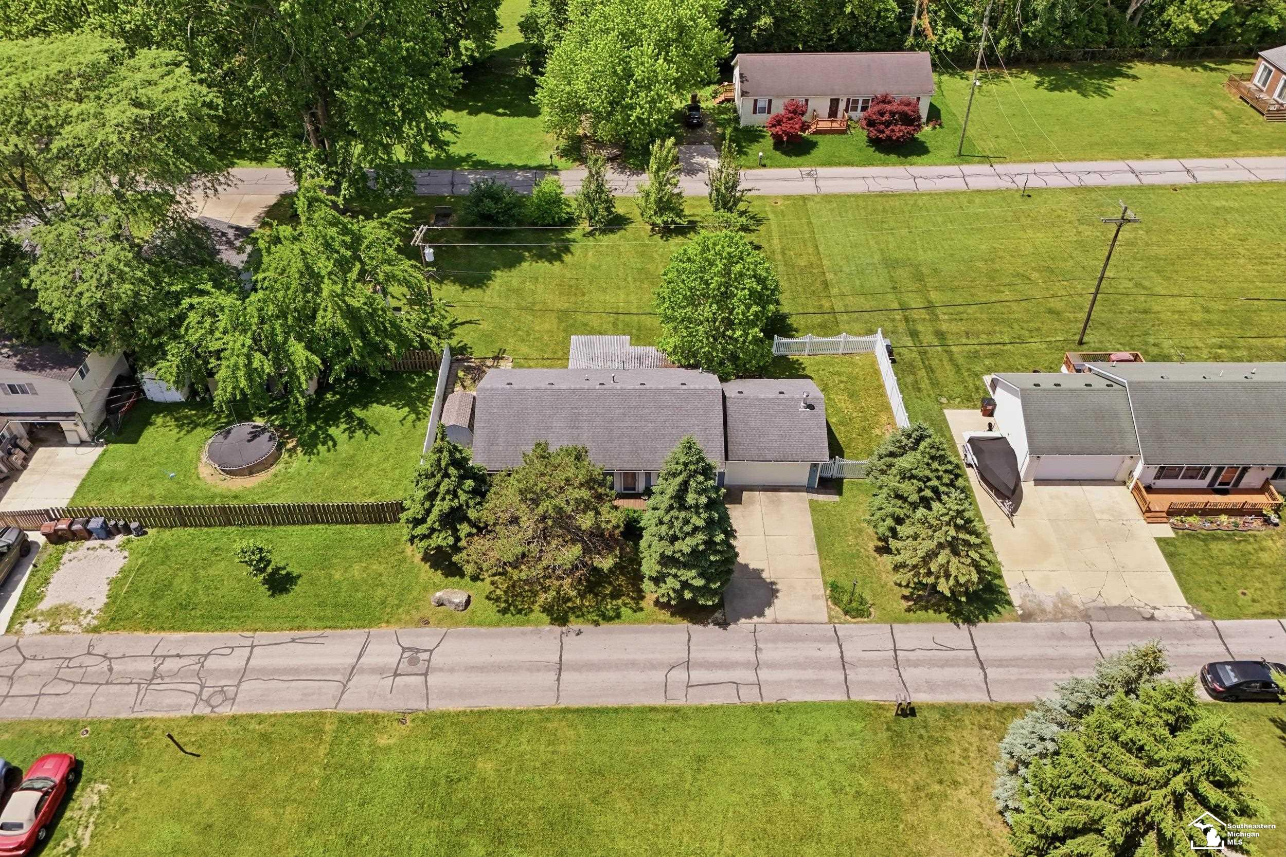 3484 Lakeshore Drive