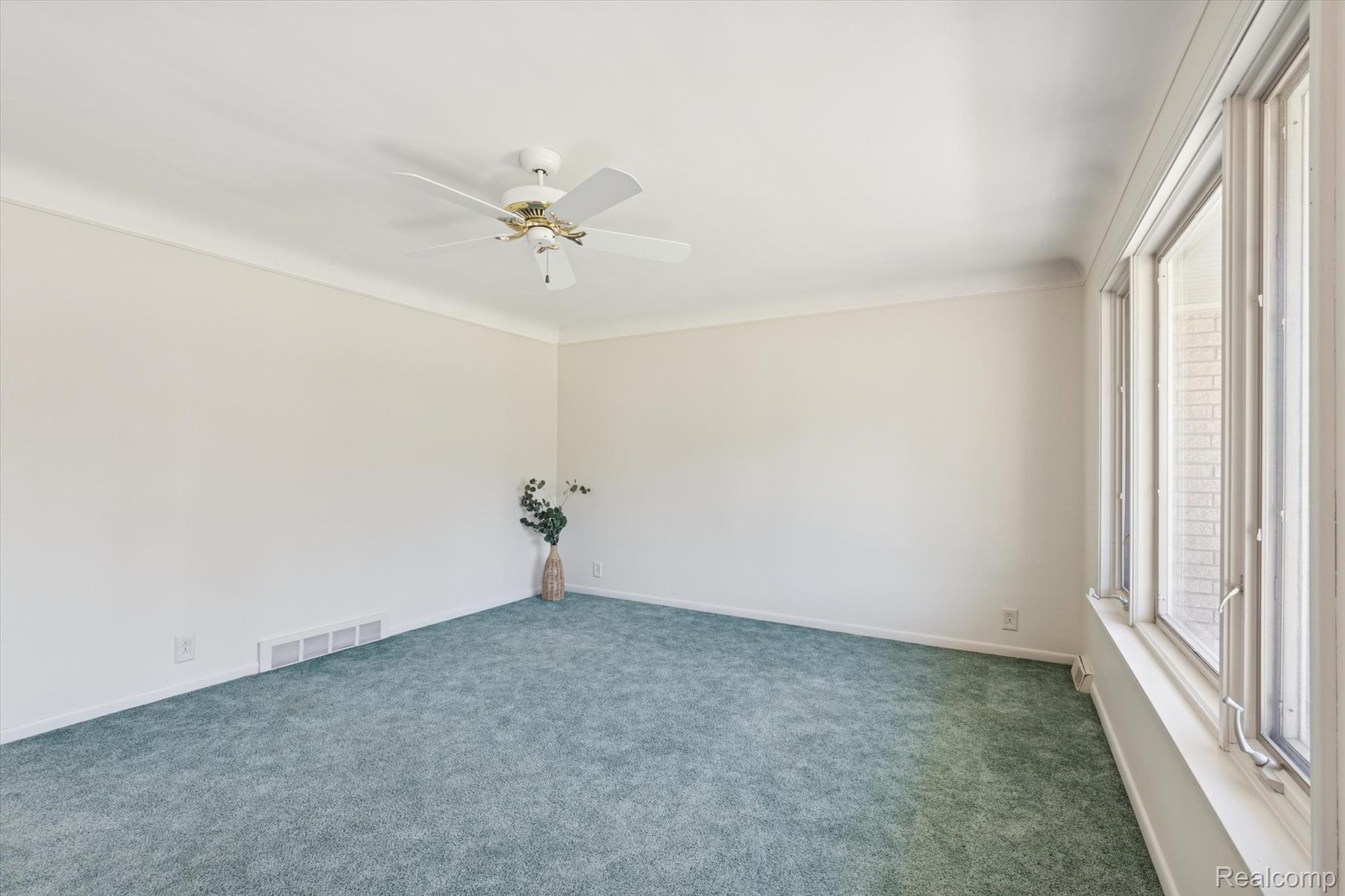 Waterford Charter Township, Michigan 48329, United States, 3 Bedrooms Bedrooms, ,2 BathroomsBathrooms,Residential,Pending,234740