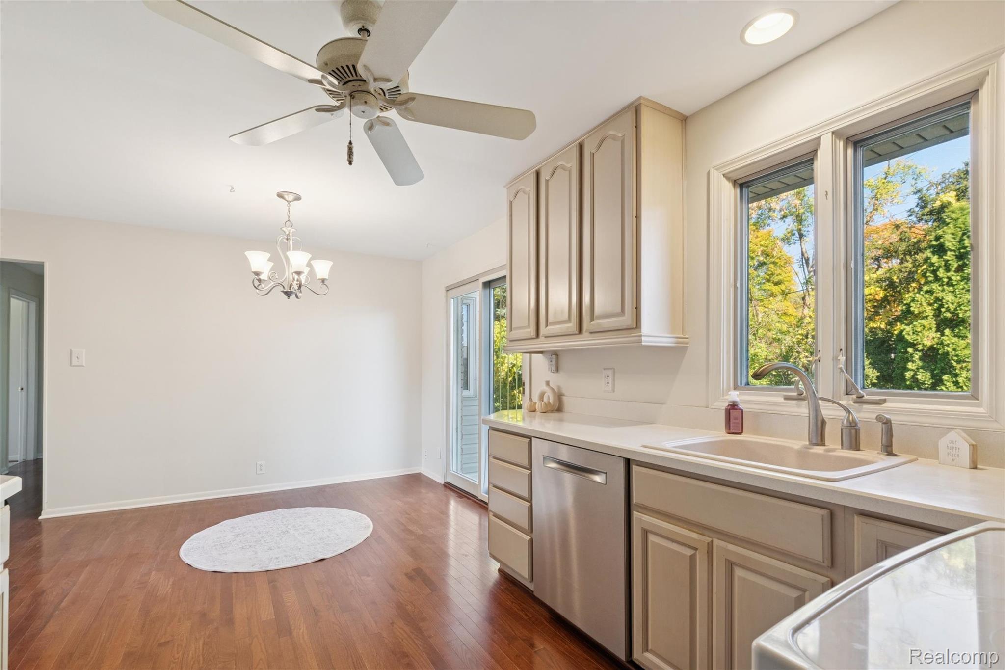 Waterford Charter Township, Michigan 48329, United States, 3 Bedrooms Bedrooms, ,2 BathroomsBathrooms,Residential,Pending,234740