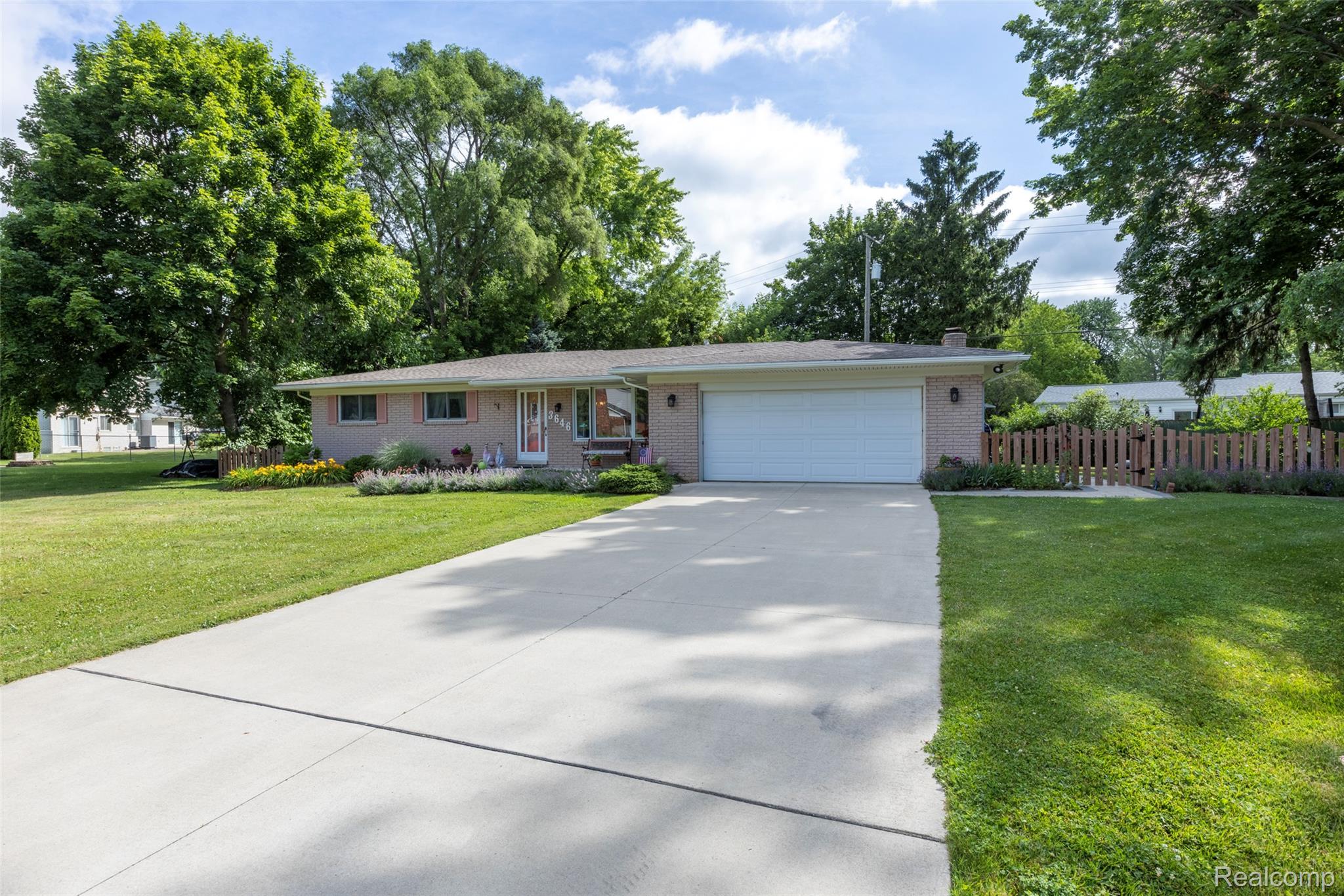 Waterford Charter Township, Michigan 48329, United States, 3 Bedrooms Bedrooms, ,2 BathroomsBathrooms,Residential,Pending,234740