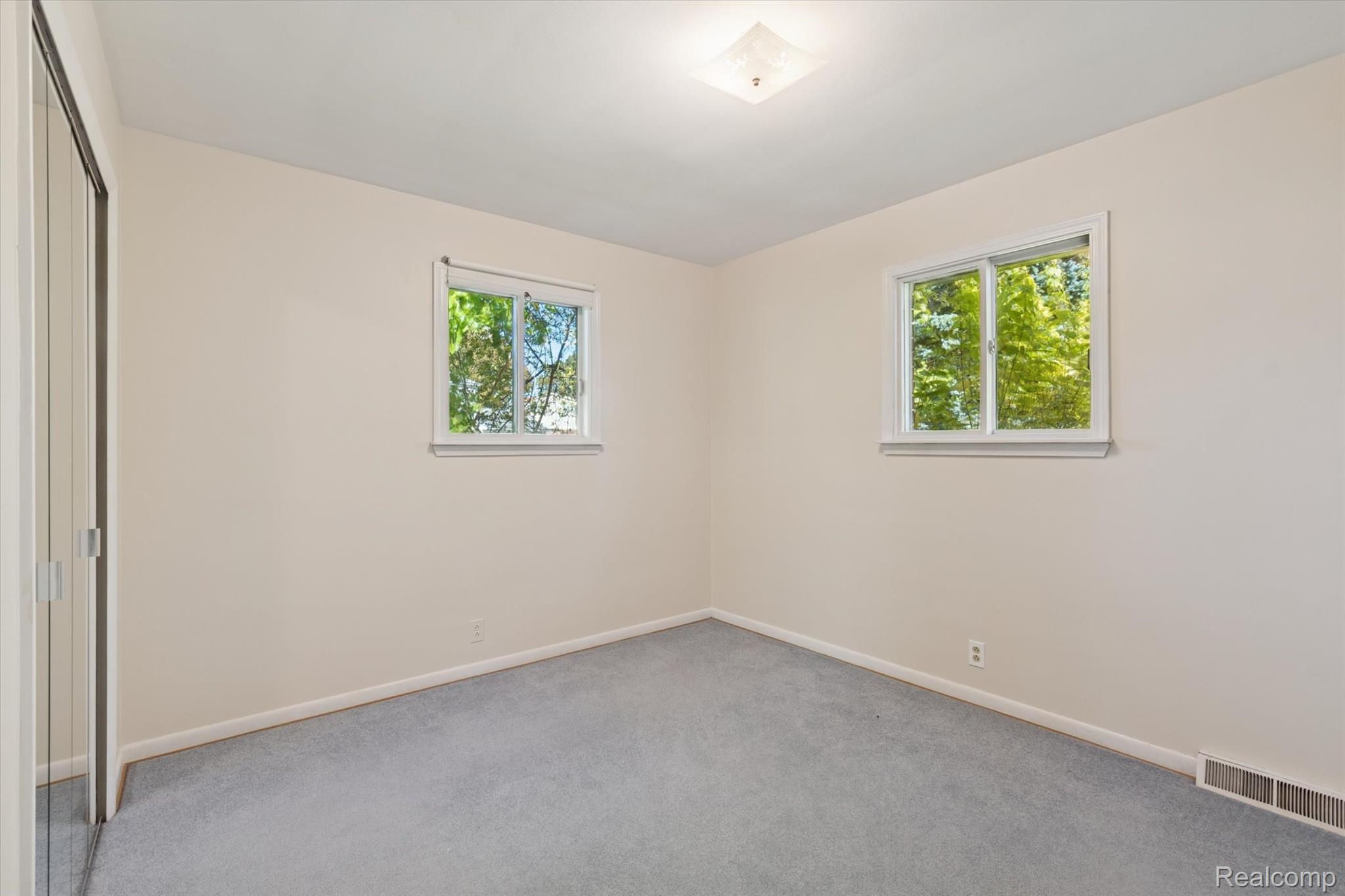 Waterford Charter Township, Michigan 48329, United States, 3 Bedrooms Bedrooms, ,2 BathroomsBathrooms,Residential,Pending,234740