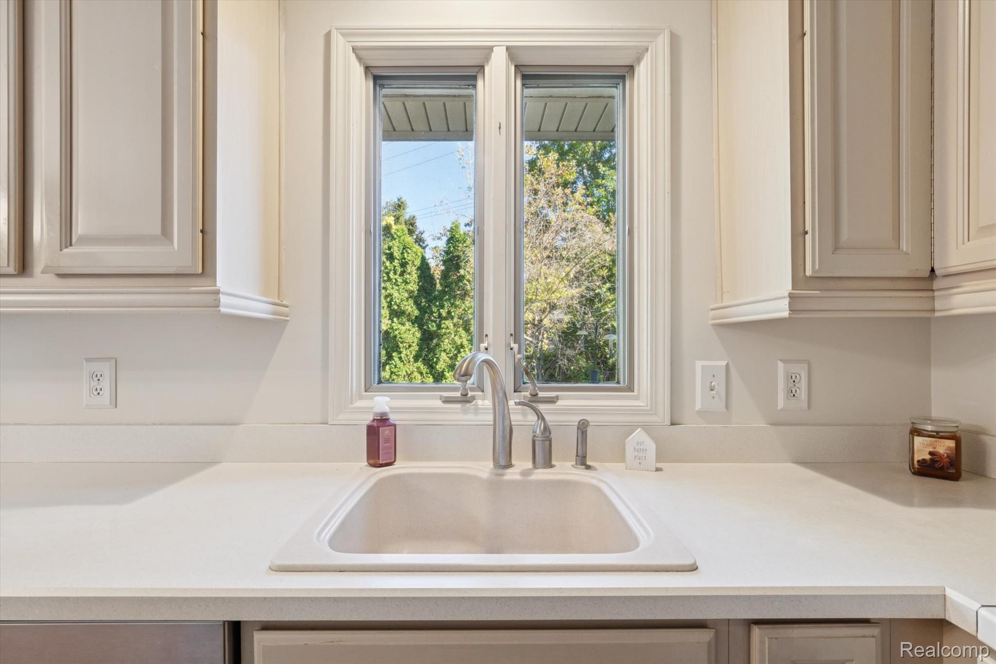 Waterford Charter Township, Michigan 48329, United States, 3 Bedrooms Bedrooms, ,2 BathroomsBathrooms,Residential,Pending,234740