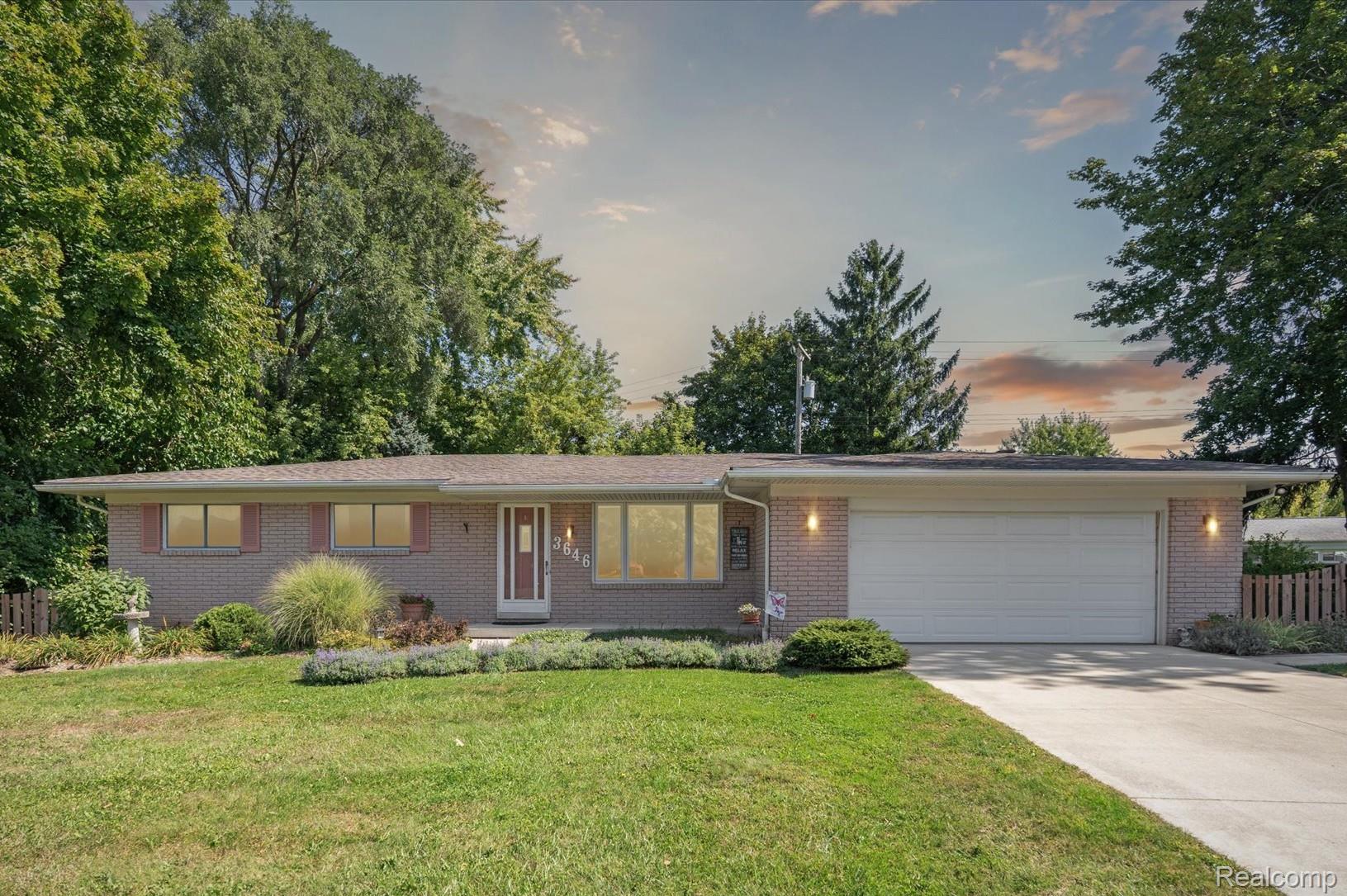 Waterford Charter Township, Michigan 48329, United States, 3 Bedrooms Bedrooms, ,2 BathroomsBathrooms,Residential,Pending,234740