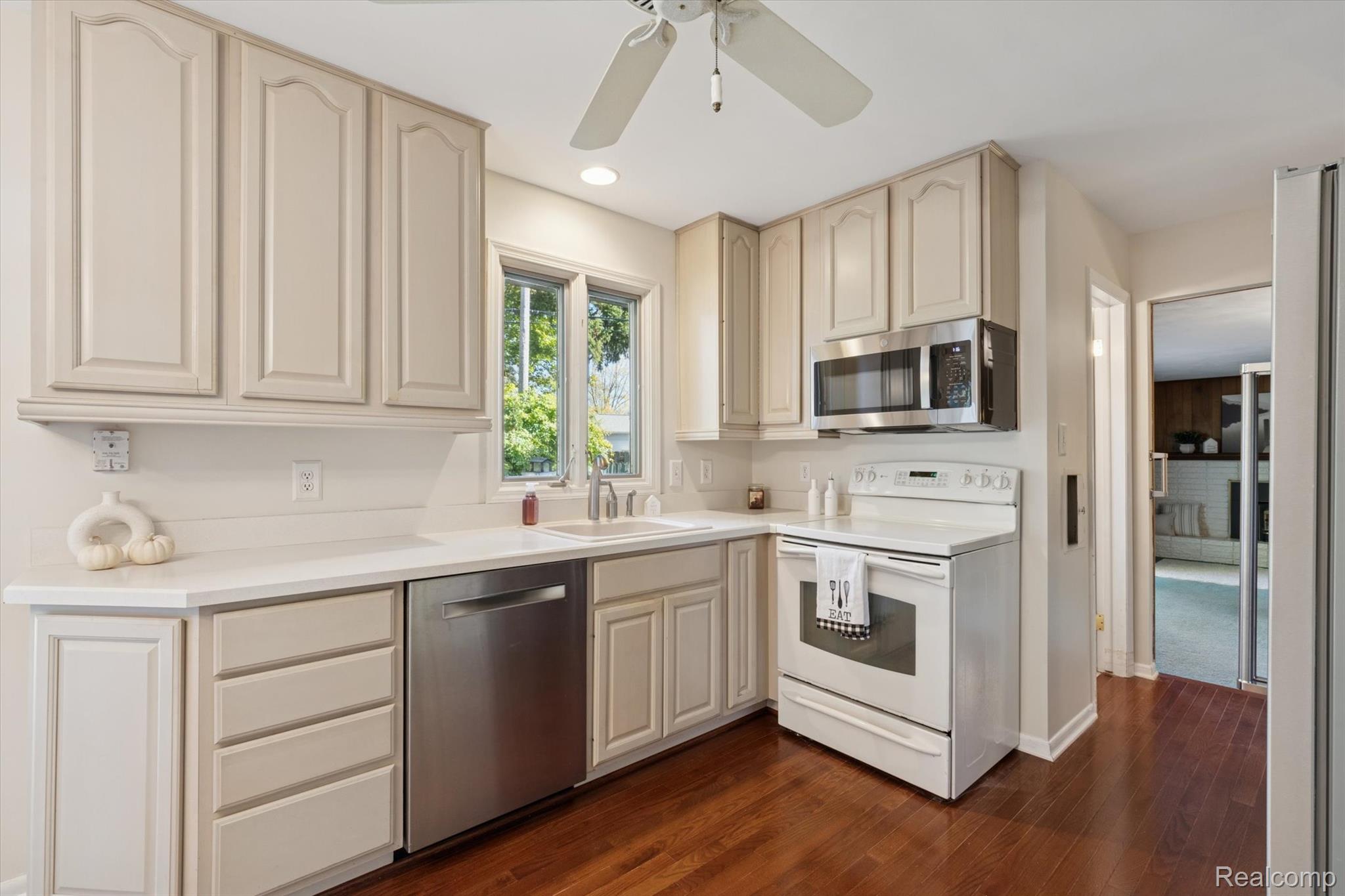 Waterford Charter Township, Michigan 48329, United States, 3 Bedrooms Bedrooms, ,2 BathroomsBathrooms,Residential,Pending,234740