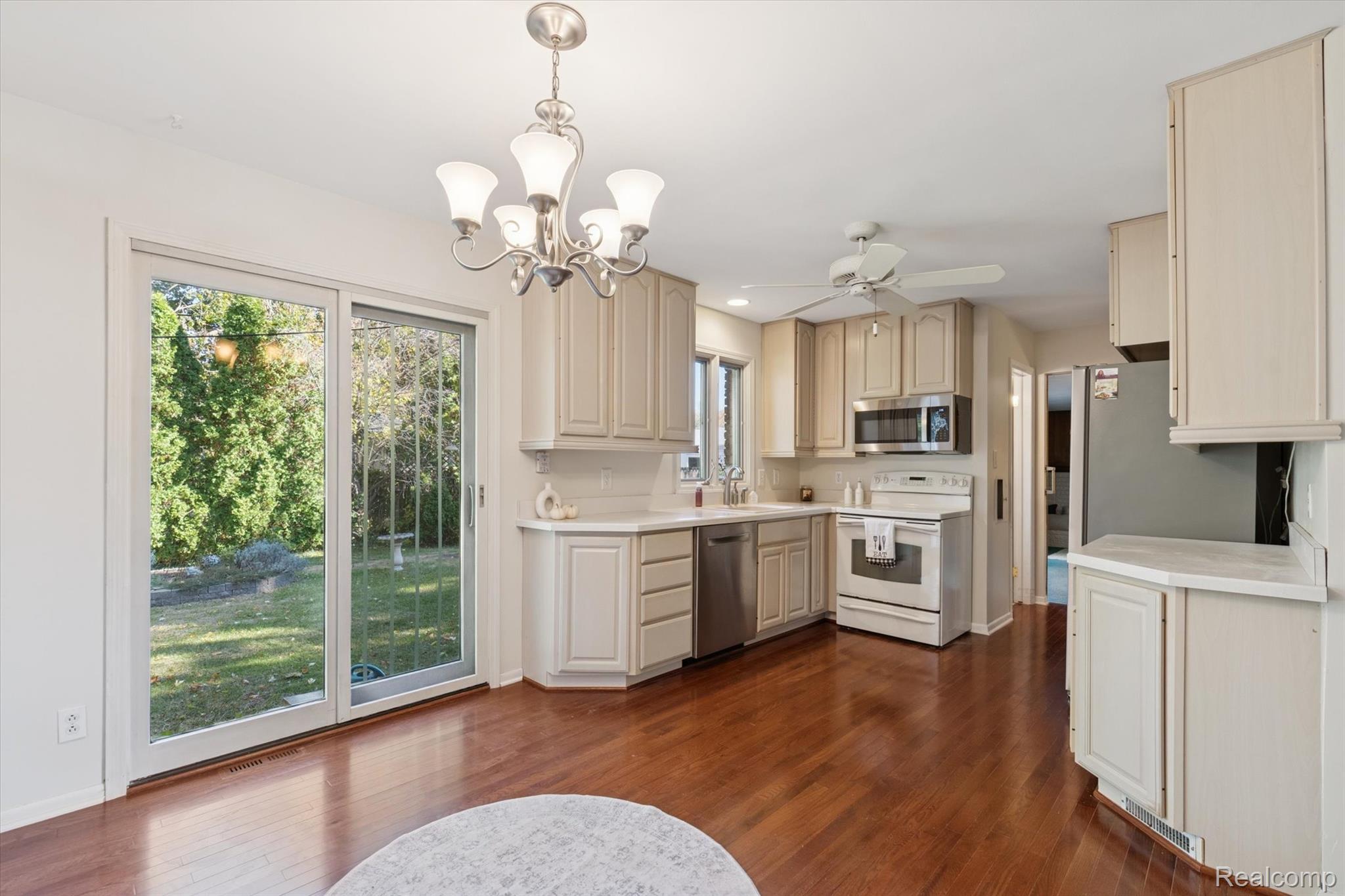 Waterford Charter Township, Michigan 48329, United States, 3 Bedrooms Bedrooms, ,2 BathroomsBathrooms,Residential,Pending,234740