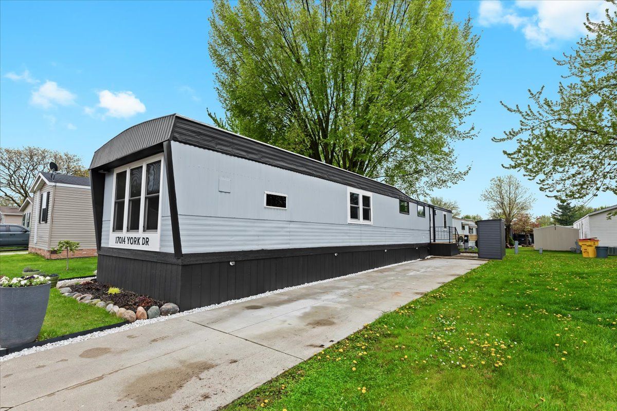 Macomb Township, Michigan 48044, United States, 2 Bedrooms Bedrooms, ,1 BathroomBathrooms,Residential,Active,11539