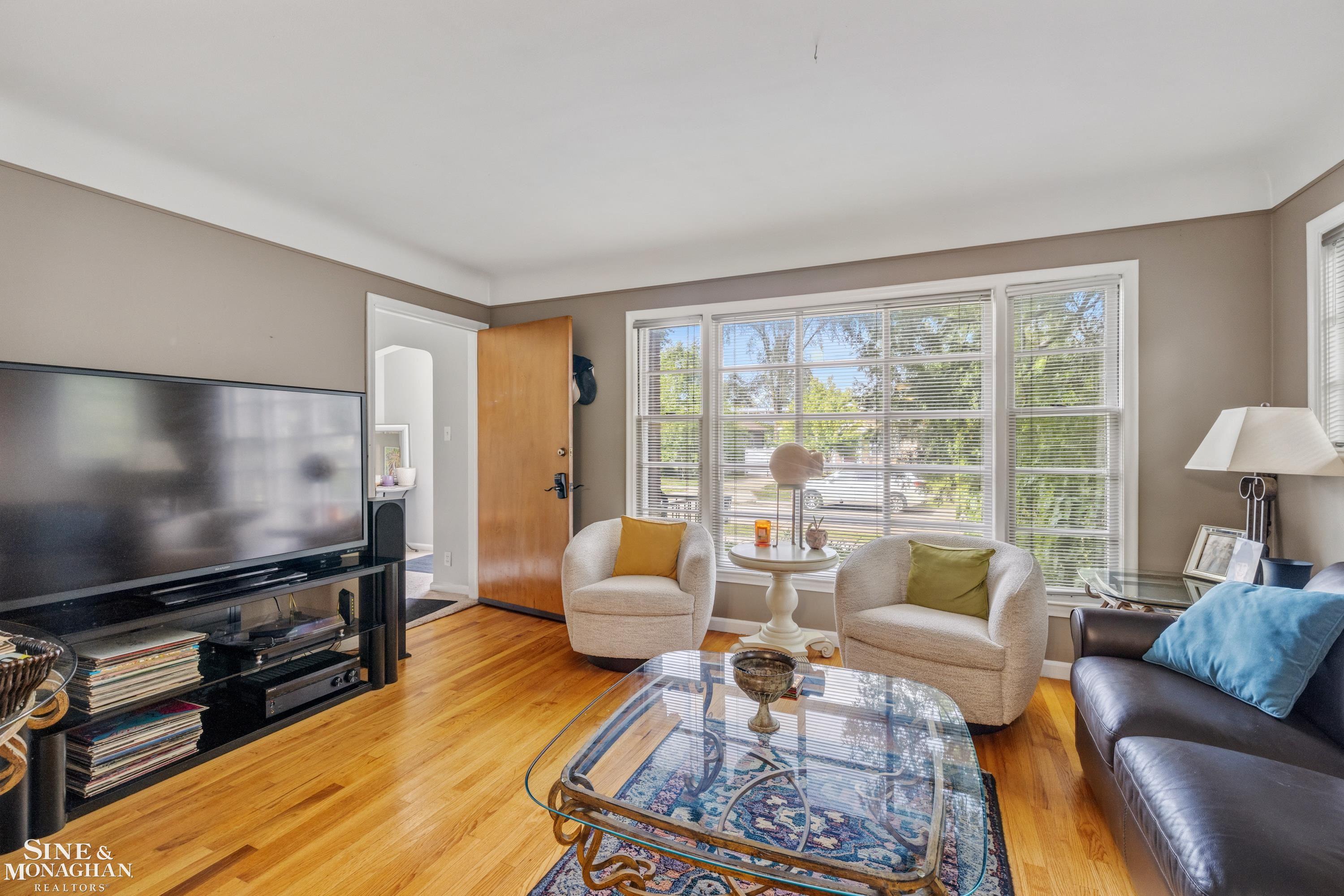 816-818 E 5th Street