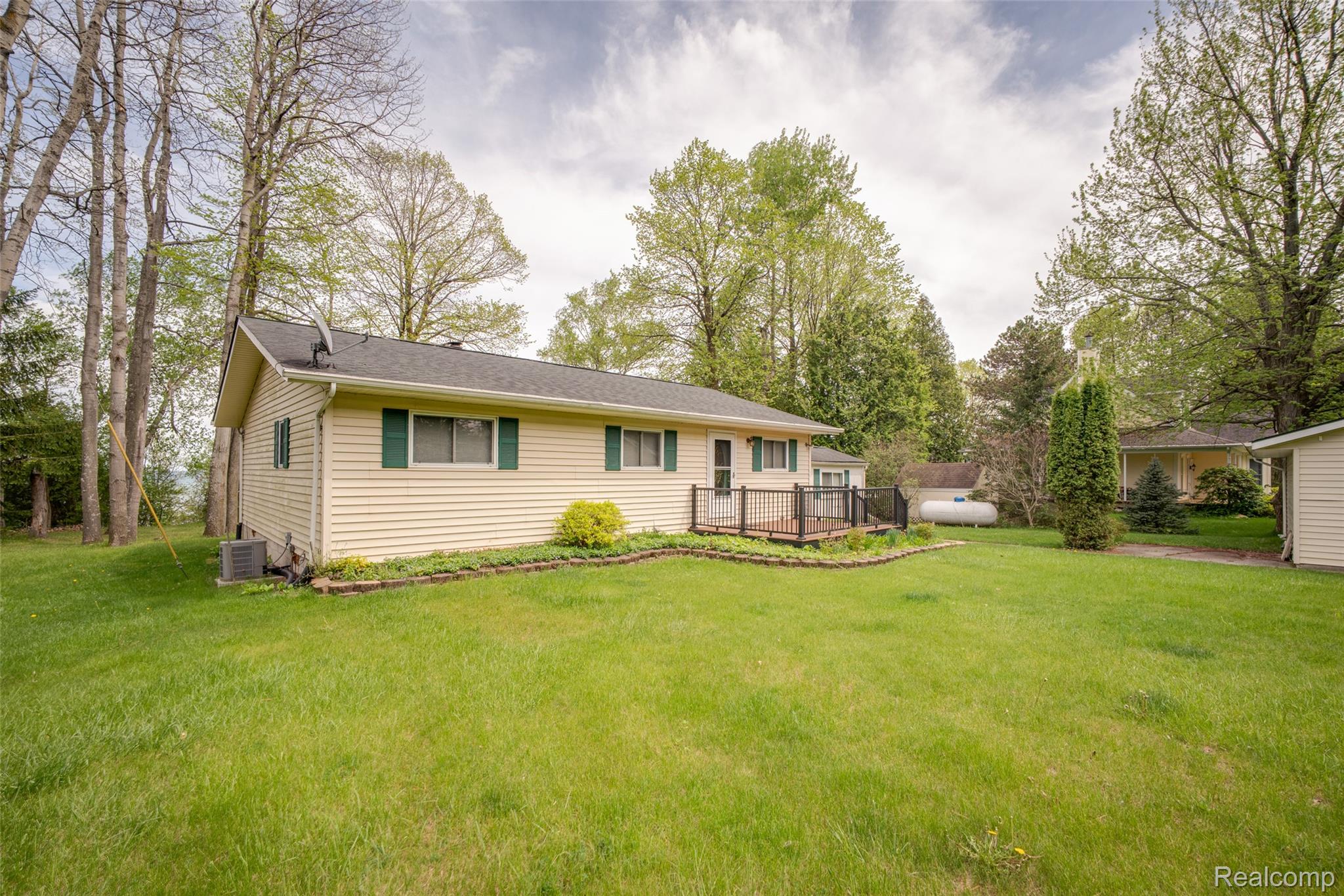 6240 Lakeshore Road N