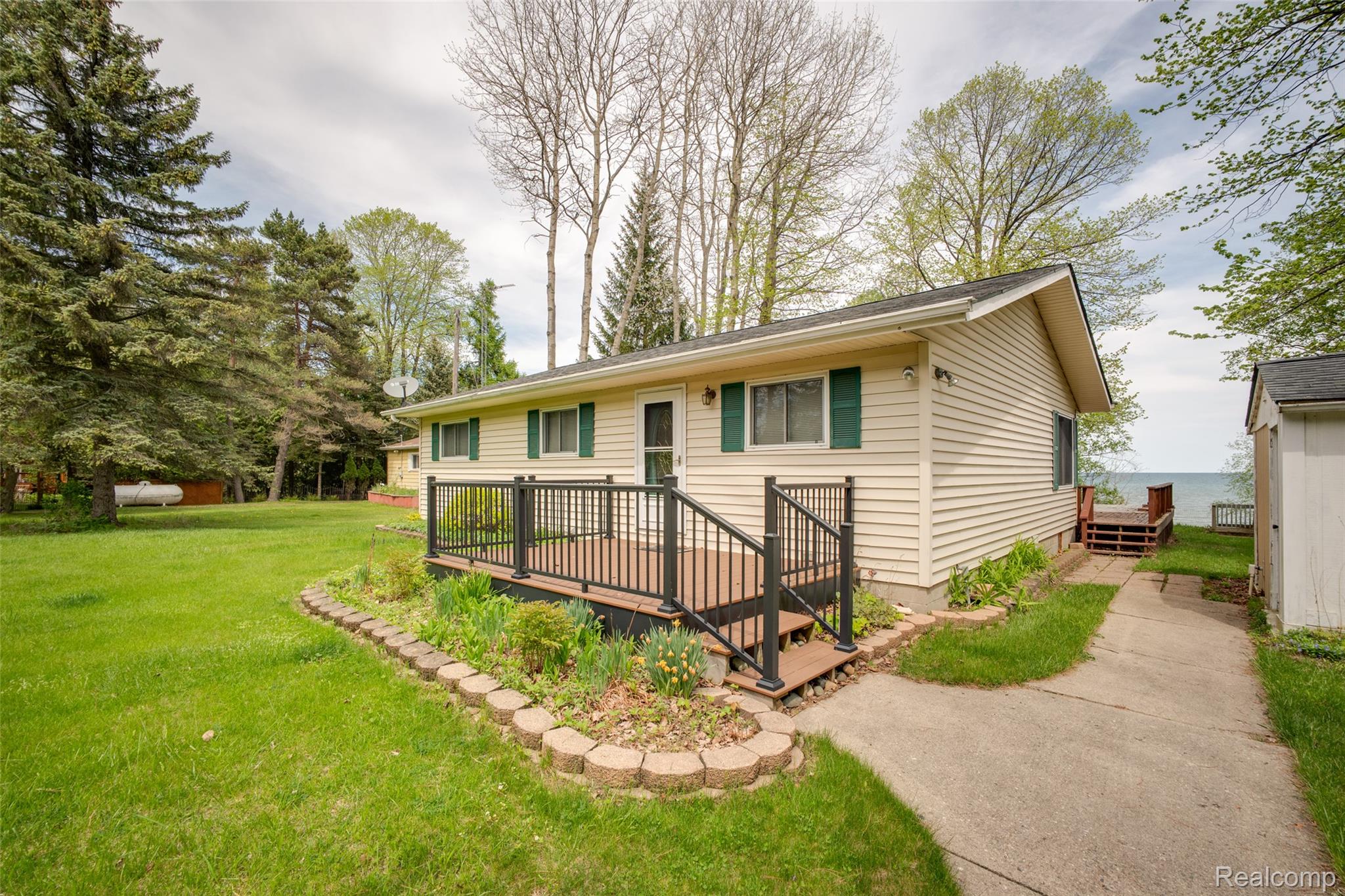 6240 Lakeshore Road N