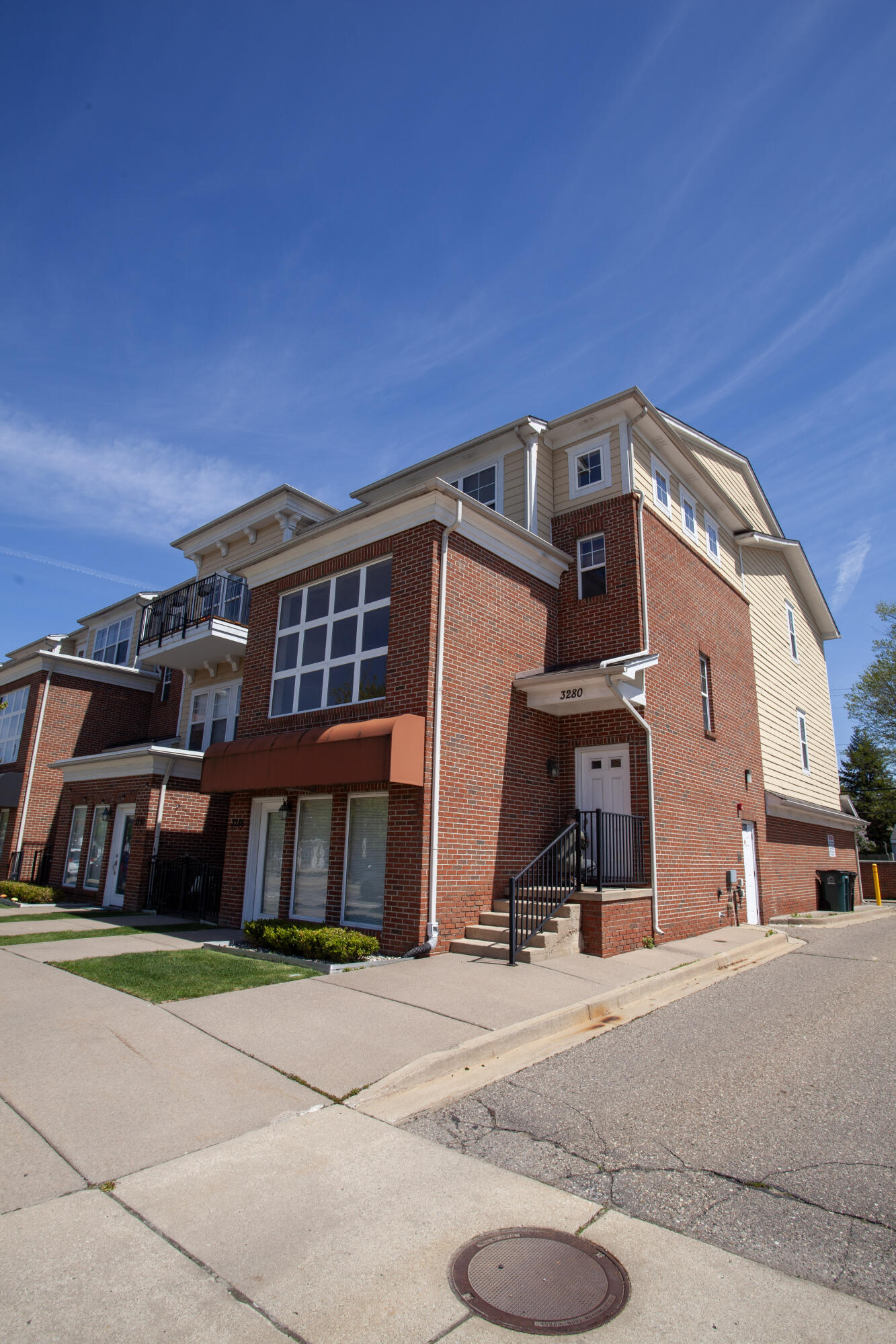 3280 Hilton