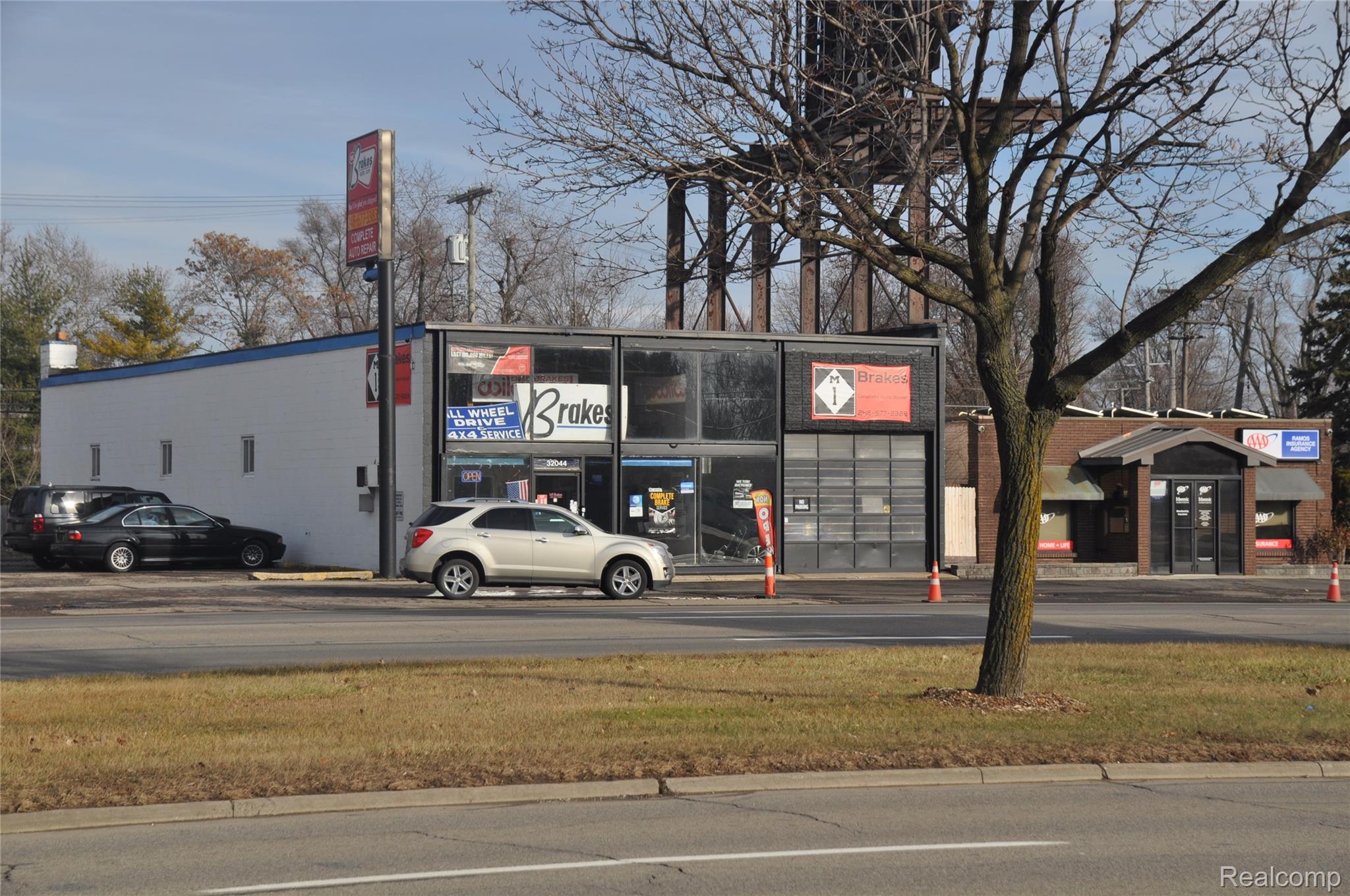 32044 WOODWARD Avenue