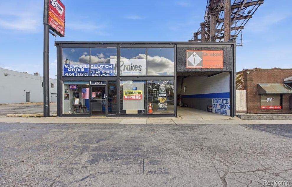 32044 WOODWARD Avenue