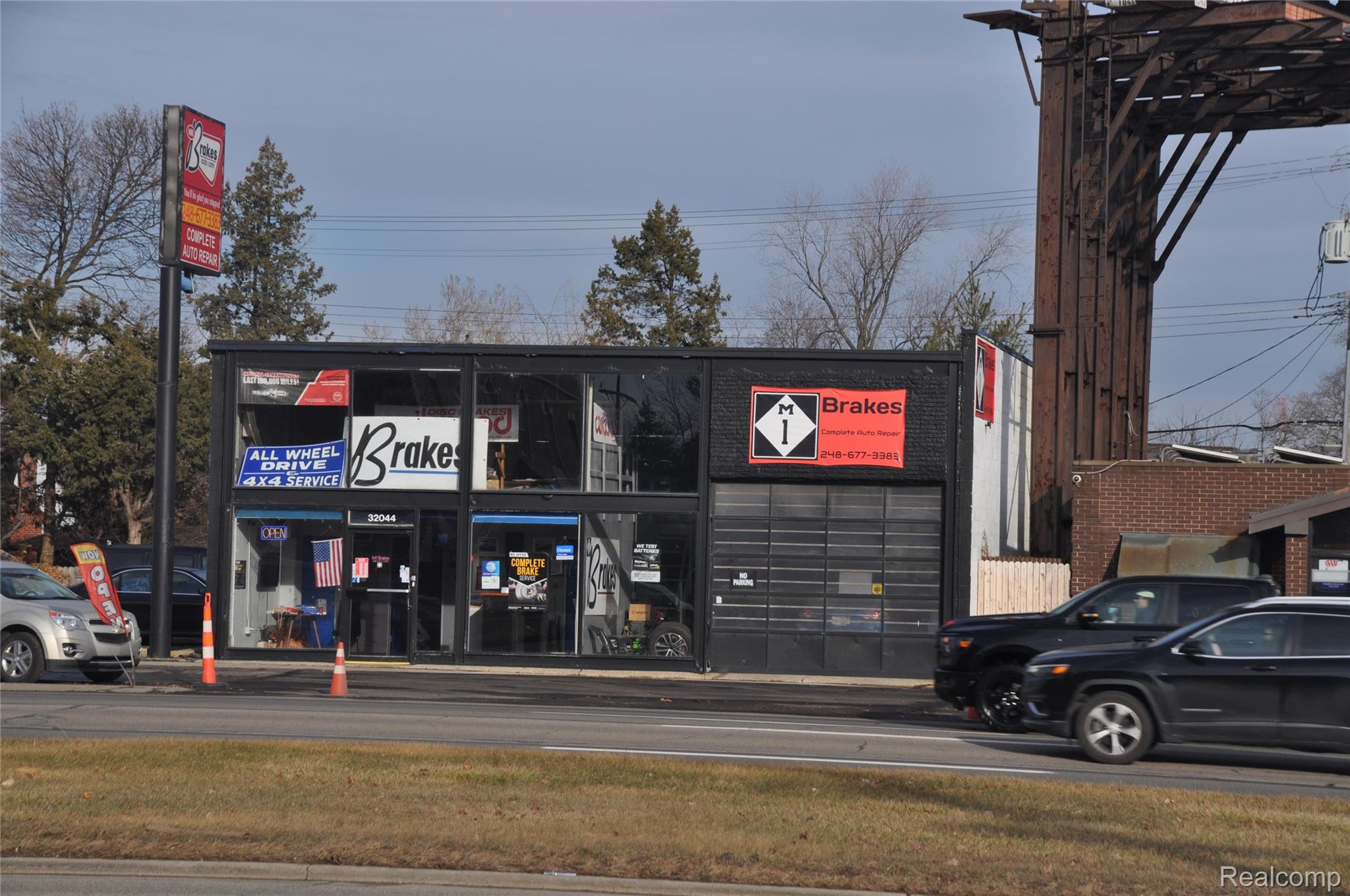 32044 WOODWARD Avenue