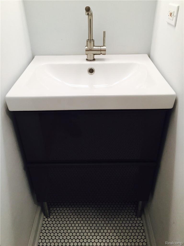 109 S SAGINAW Street Apt B