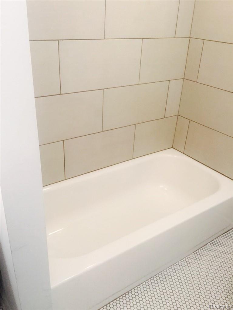 109 S SAGINAW Street Apt B