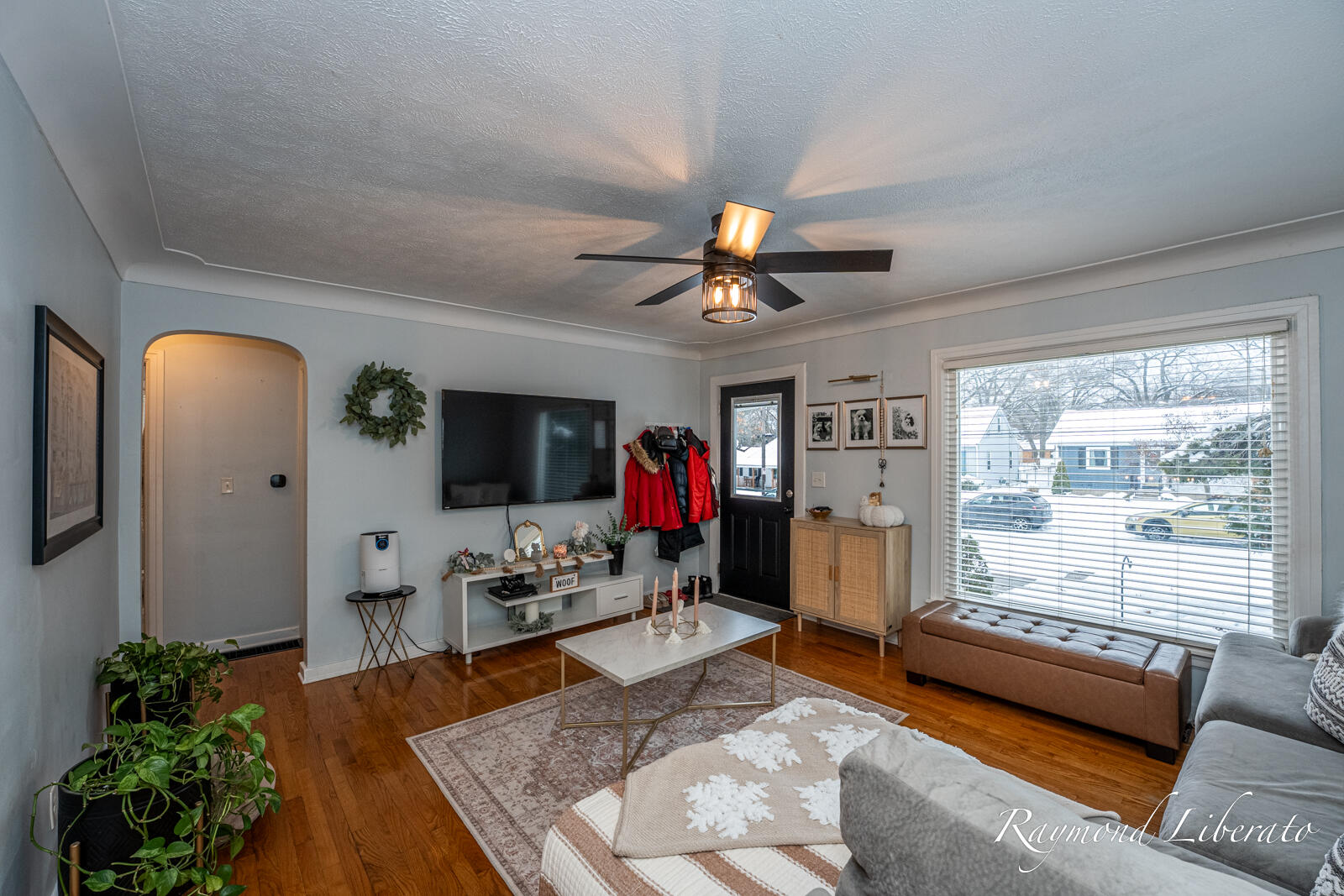 825 Spring Avenue NE