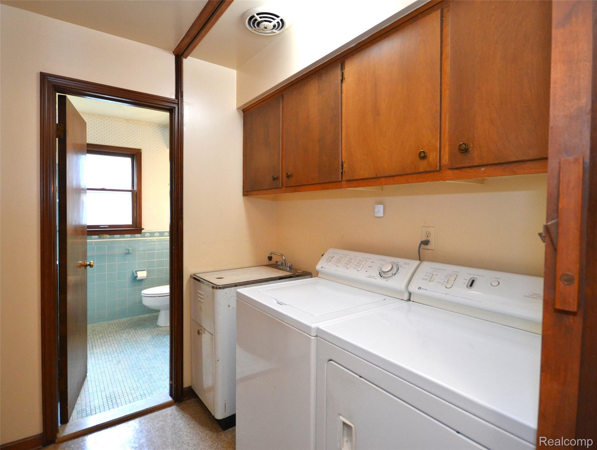 Birmingham City, Michigan 48009, United States, 4 Bedrooms Bedrooms, ,2 BathroomsBathrooms,Residential,Pending,143170