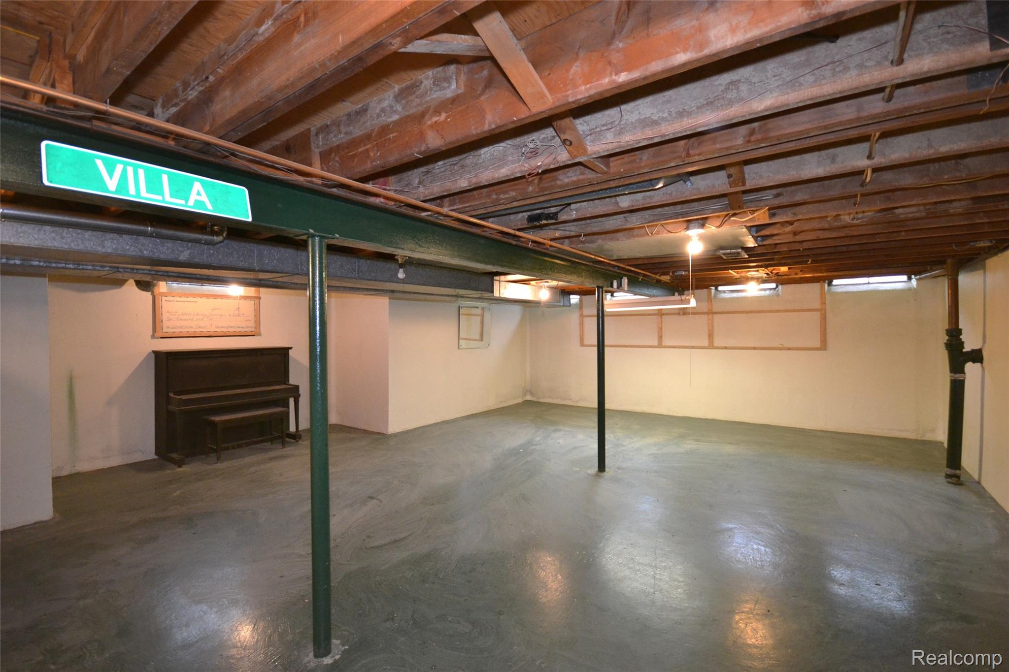 Birmingham City, Michigan 48009, United States, 4 Bedrooms Bedrooms, ,2 BathroomsBathrooms,Residential,Pending,143170