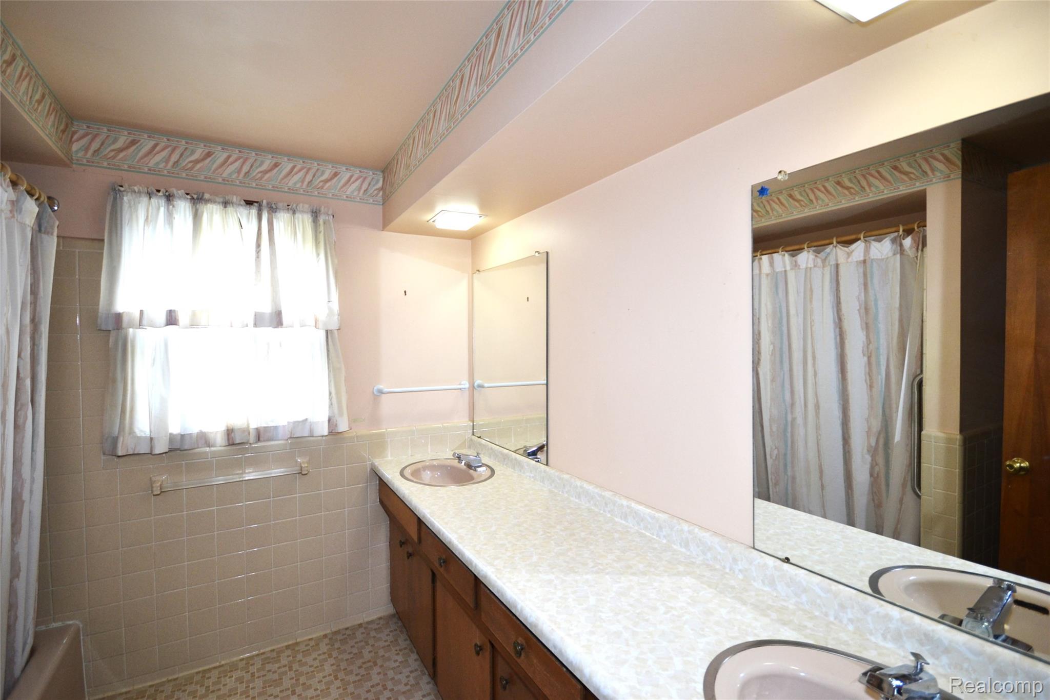 Birmingham City, Michigan 48009, United States, 4 Bedrooms Bedrooms, ,2 BathroomsBathrooms,Residential,Pending,143170