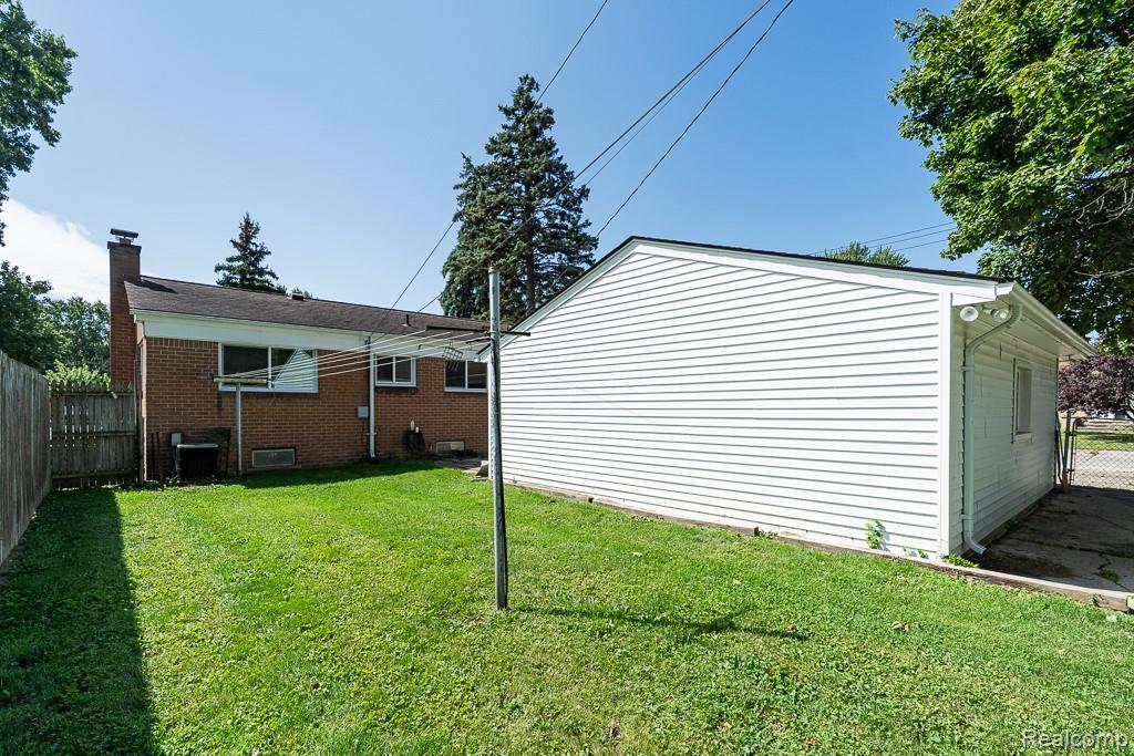 Clinton Charter Township, Michigan 48035, United States, 3 Bedrooms Bedrooms, ,1 BathroomBathrooms,Residential,Active,204620