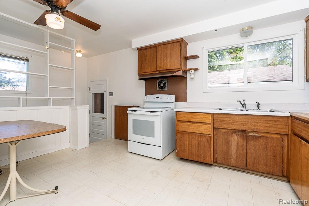 Clinton Charter Township, Michigan 48035, United States, 3 Bedrooms Bedrooms, ,1 BathroomBathrooms,Residential,Active,204620