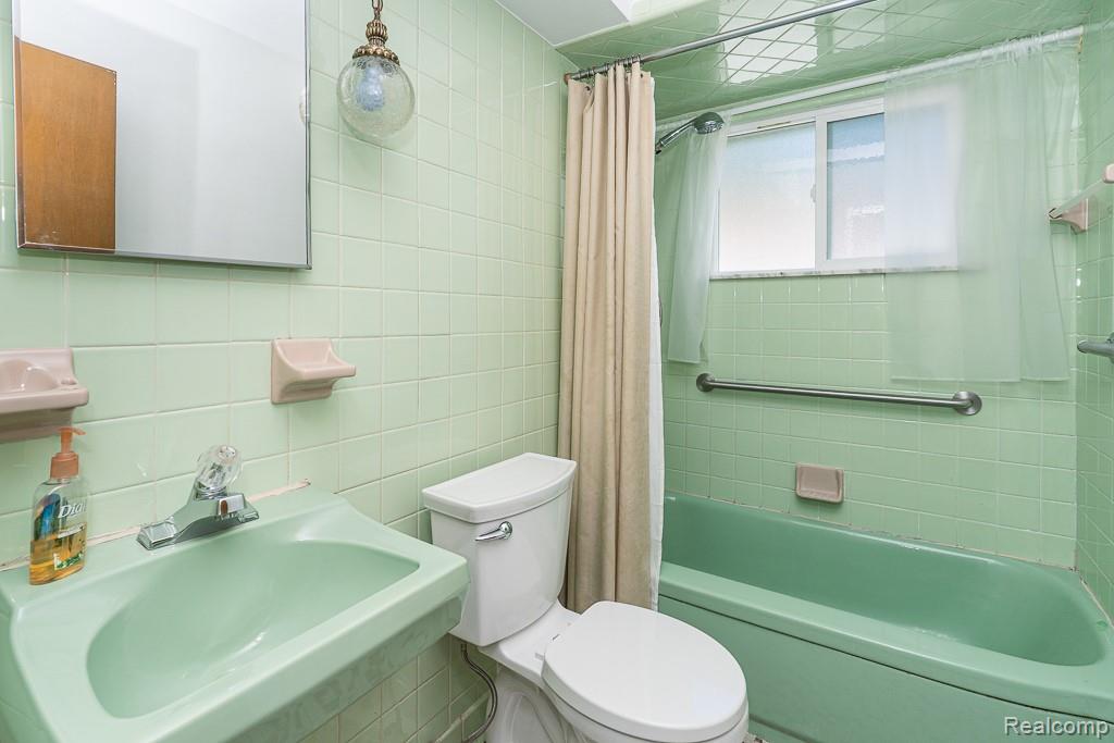 Clinton Charter Township, Michigan 48035, United States, 3 Bedrooms Bedrooms, ,1 BathroomBathrooms,Residential,Active,204620