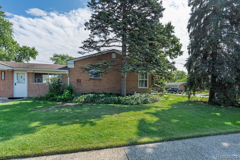 Clinton Charter Township, Michigan 48035, United States, 3 Bedrooms Bedrooms, ,1 BathroomBathrooms,Residential,Active,204620