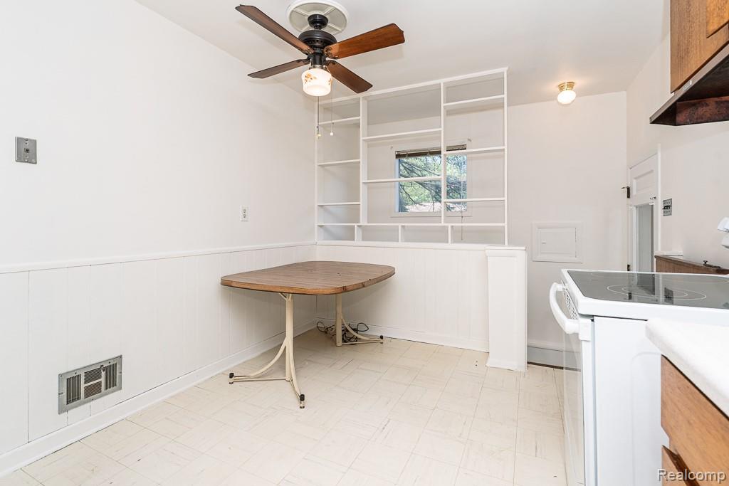 Clinton Charter Township, Michigan 48035, United States, 3 Bedrooms Bedrooms, ,1 BathroomBathrooms,Residential,Active,204620