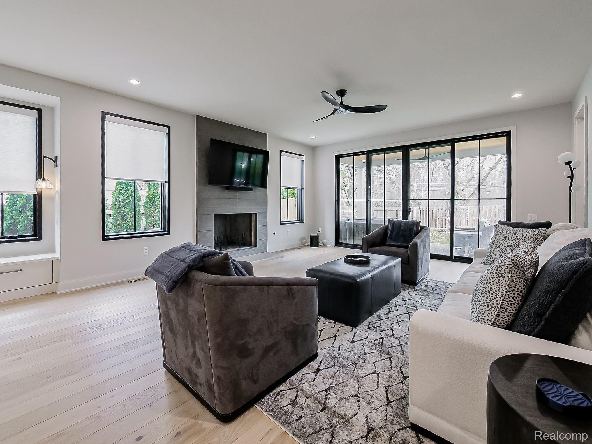 1563 LAKESIDE Drive