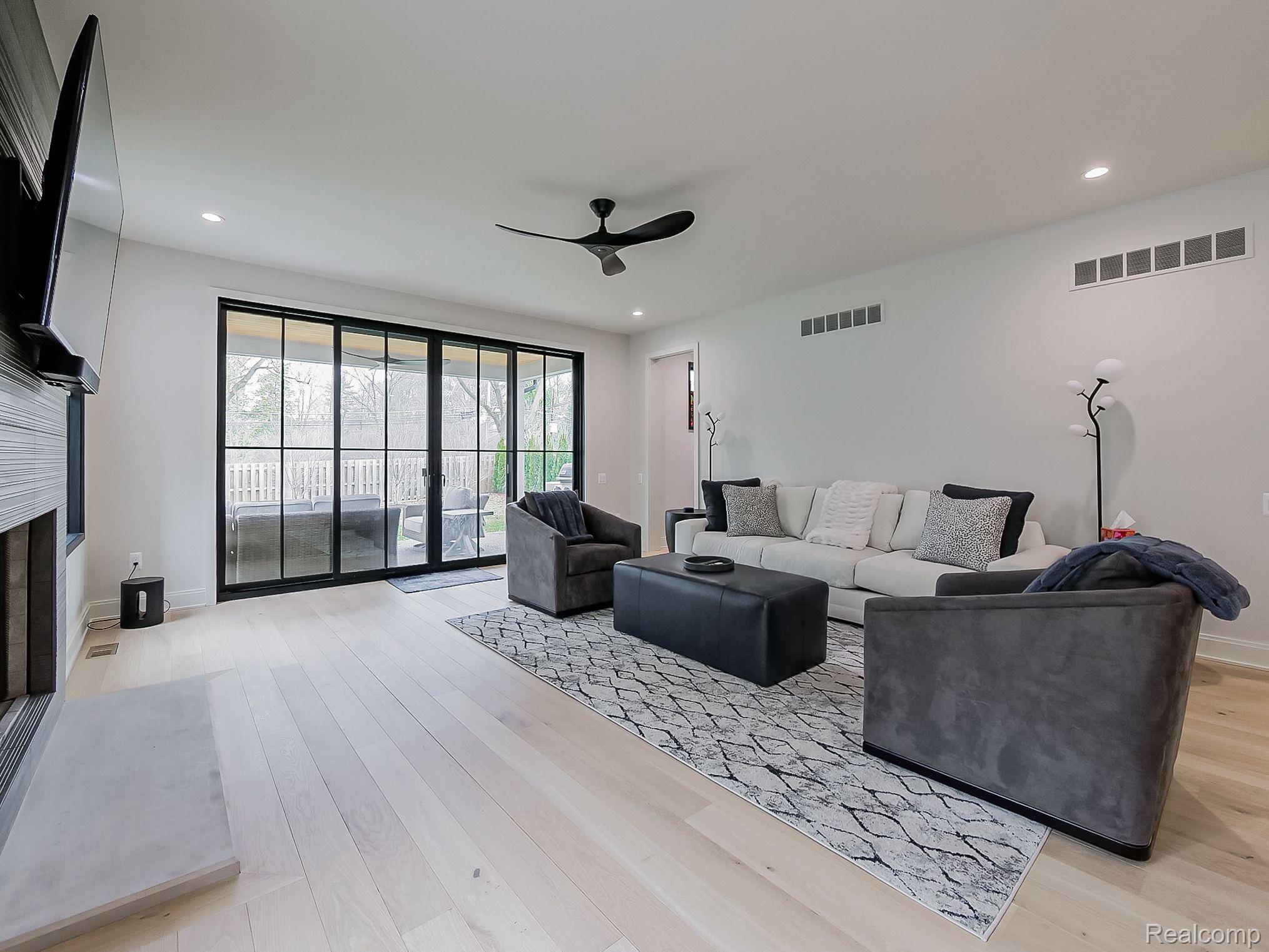 1563 LAKESIDE Drive