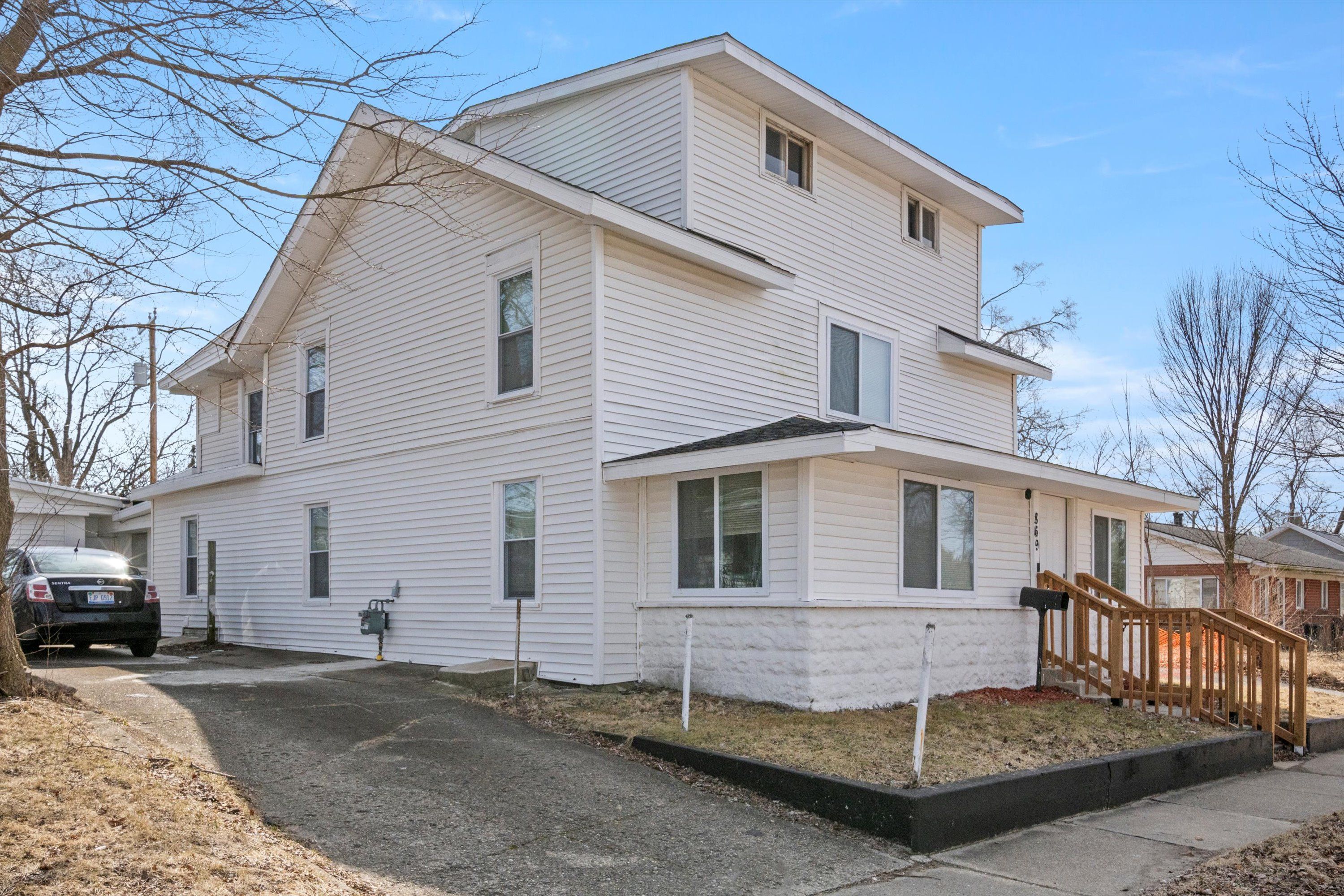 869 MONROE Street