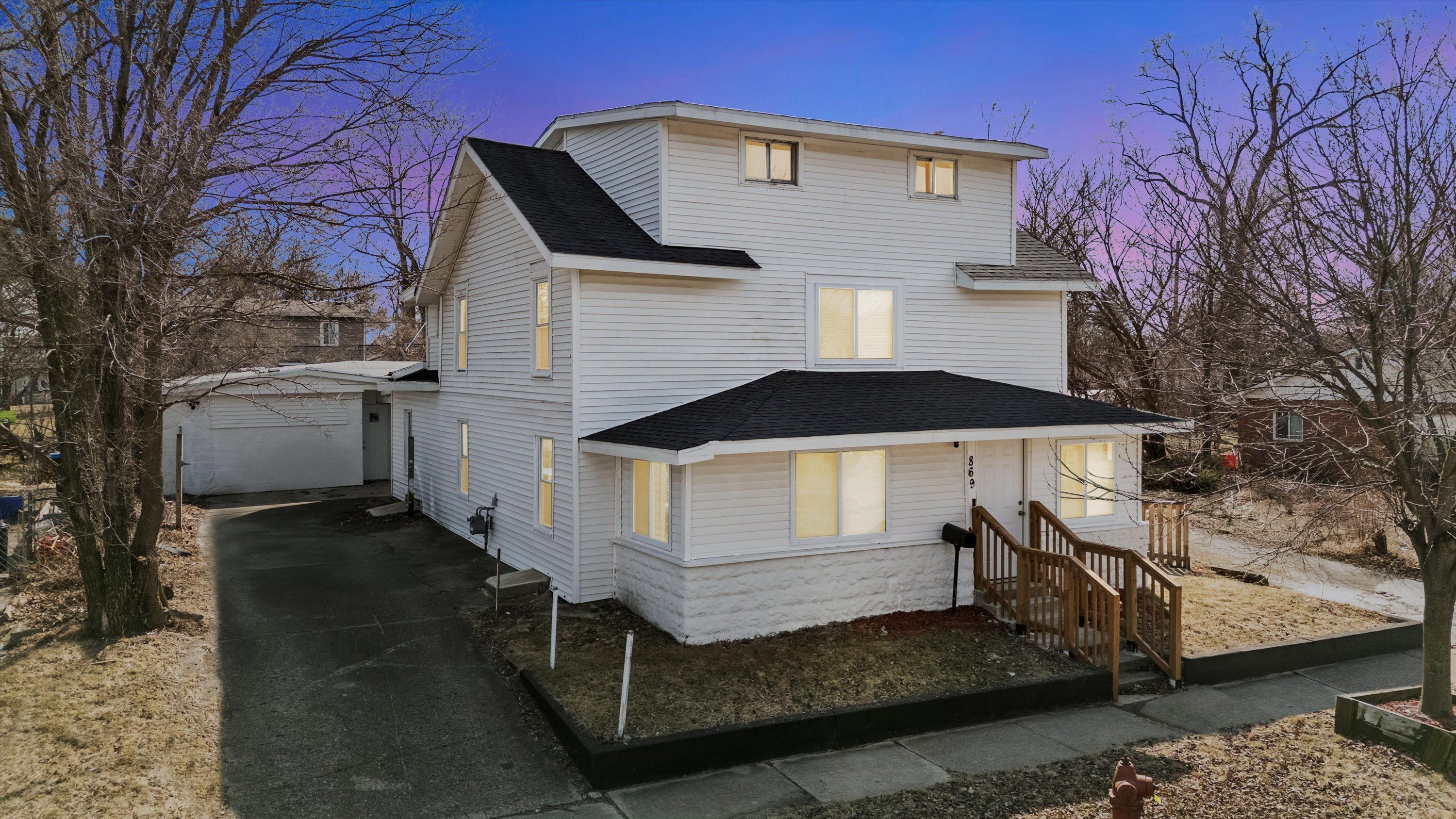 869 MONROE Street