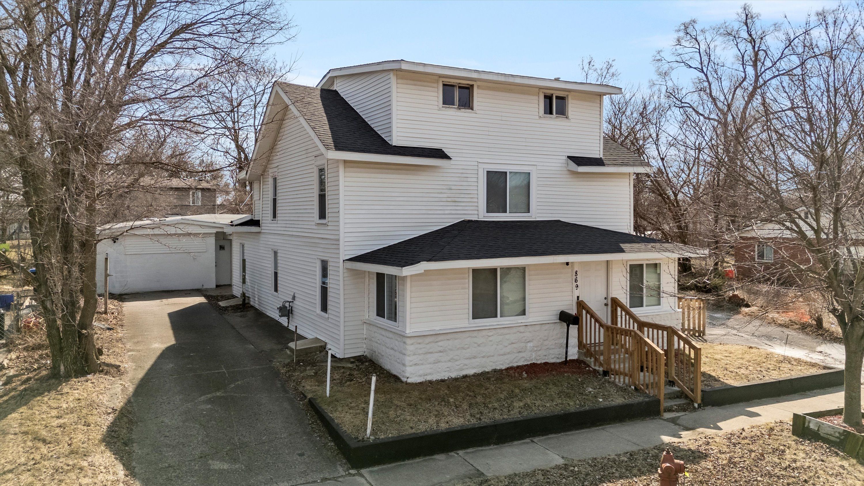 869 MONROE Street