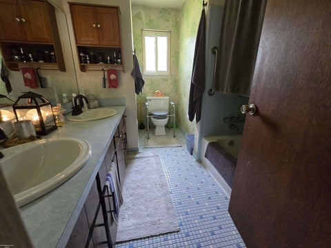 Tiny photo for 8644 Essen Dr, Sterling Heights City, MI 48314 (MLS # 58050219298)