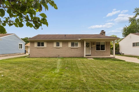 Photo of 8644 Essen Dr, Sterling Heights City, MI 48314 (MLS # 58050219298)