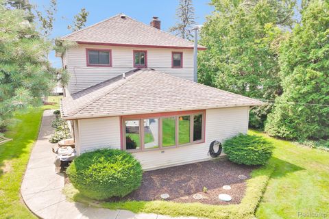 429 Edgewater Algonac City MI 48001