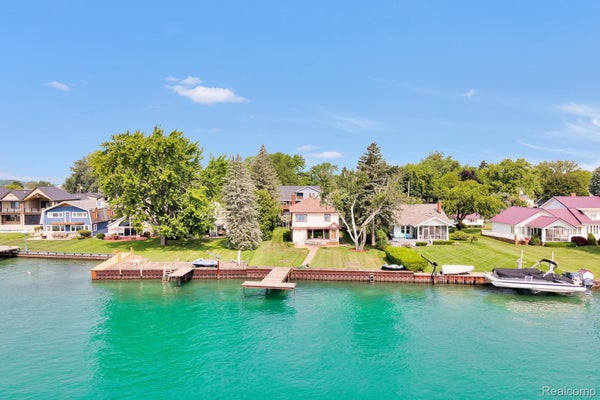 429 EDGEWATER DR, ALGONAC, MI 48001 - Image 0e19daba4f79e0d0022392f2f347aab2/821089863
