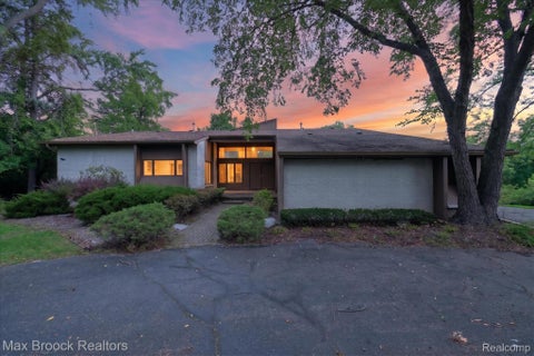 Photo of 4532 Walnut Lake Road, Bloomfield Charter Township, MI 48301 (MLS # 20261074875)