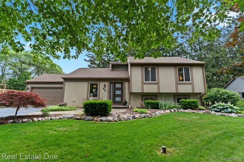 696 Estes Court Waterford Charter Township MI 48327