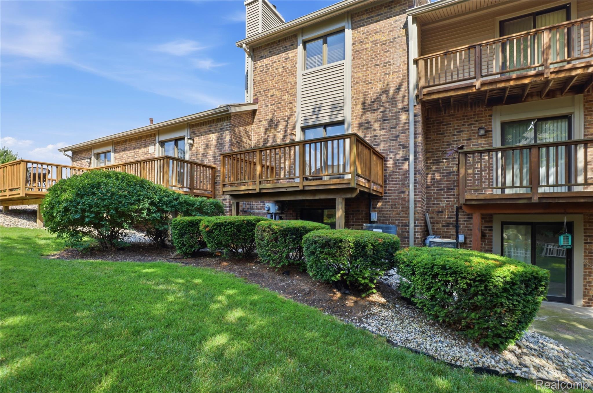 5736 Woodland View