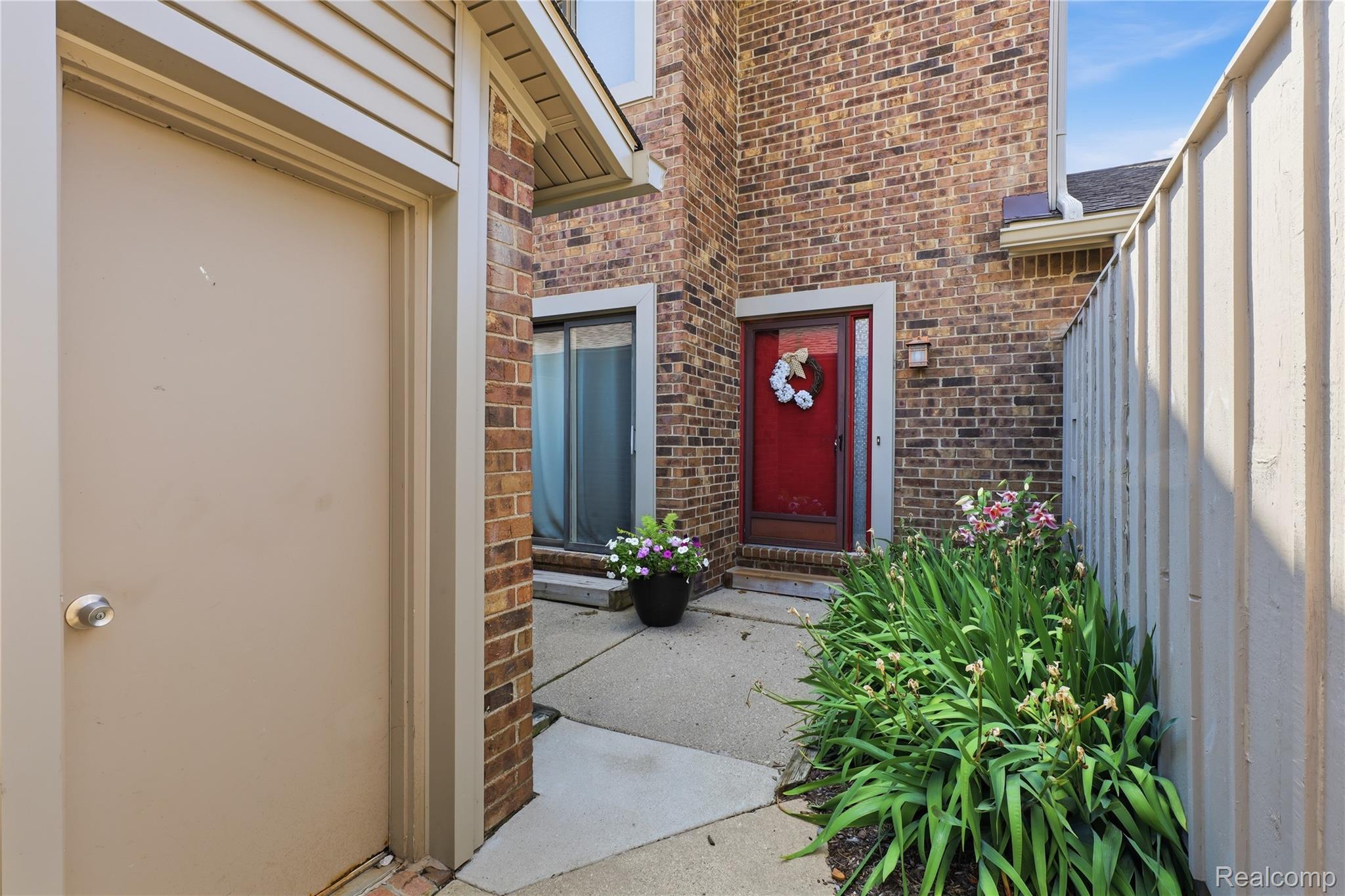 5736 Woodland View
