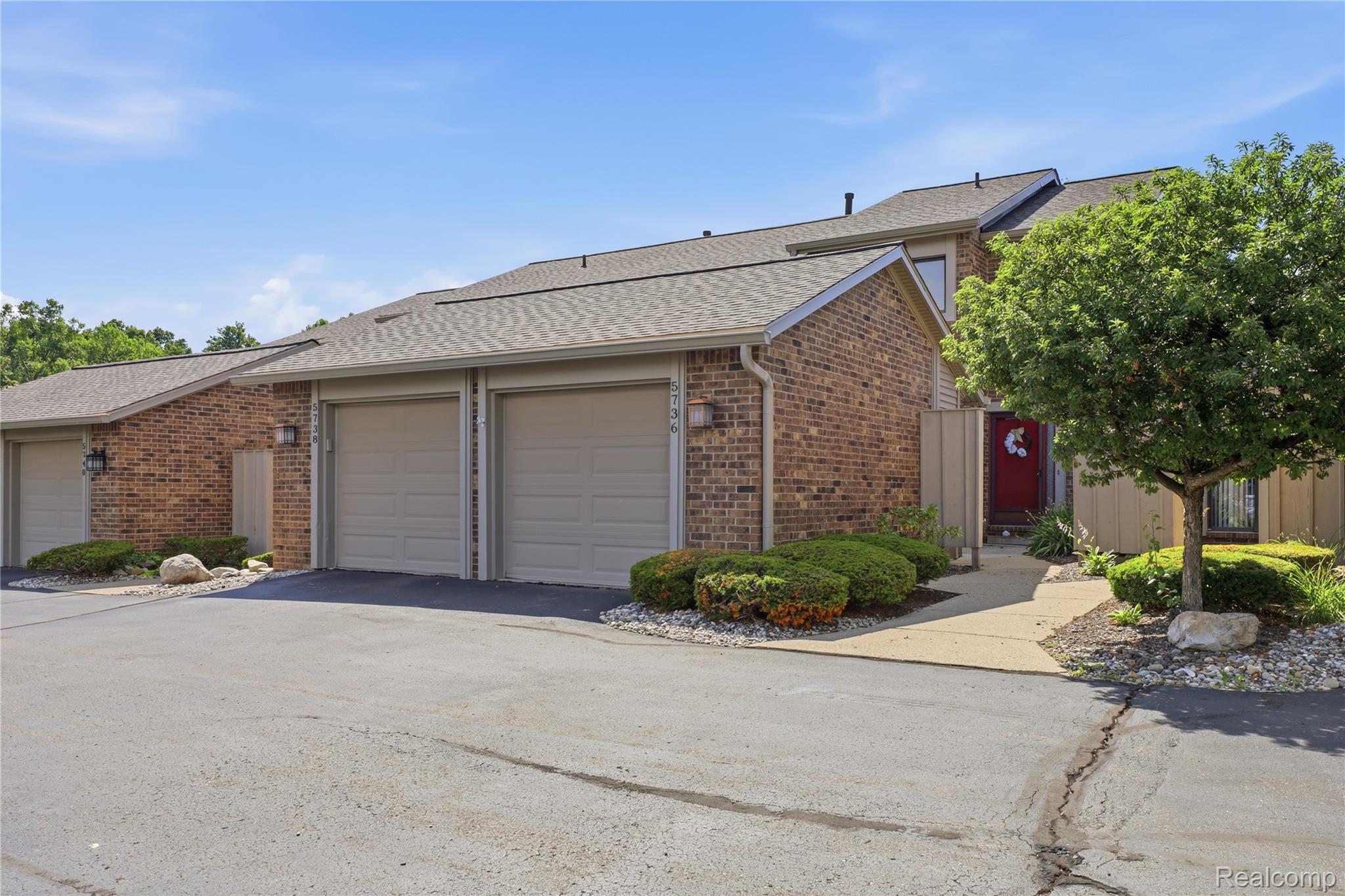 5736 Woodland View