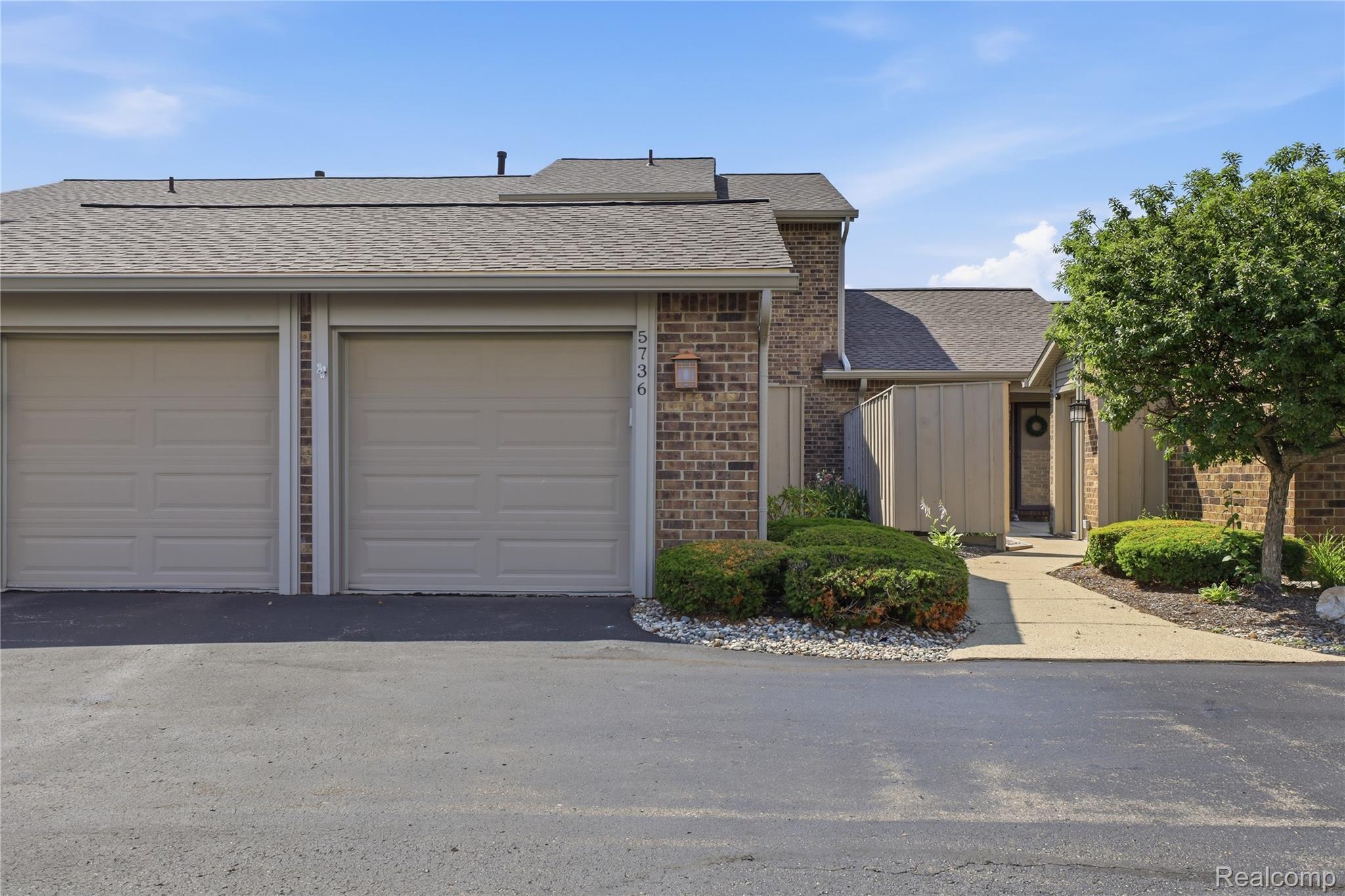 5736 Woodland View