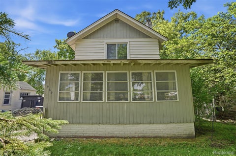 Photo of 969 Myrtle Avenue, Waterford Charter Township, MI 48328 (MLS # 20261046292)