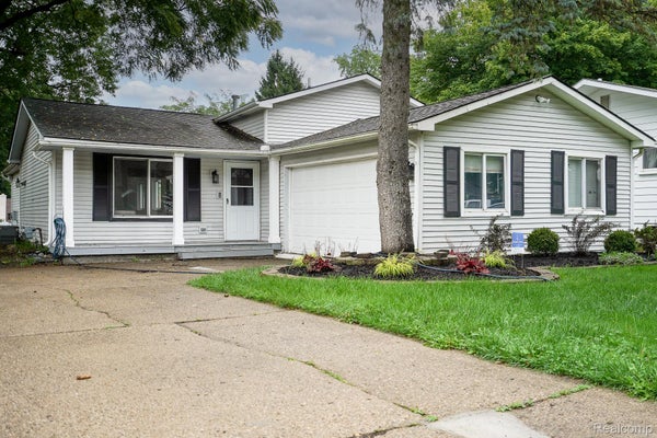 819 WOODINGHAM AVE, WATERFORD, MI 48328 - Image 0f2a9c95bc7a24dbba8e019bfec3d520/4051963576