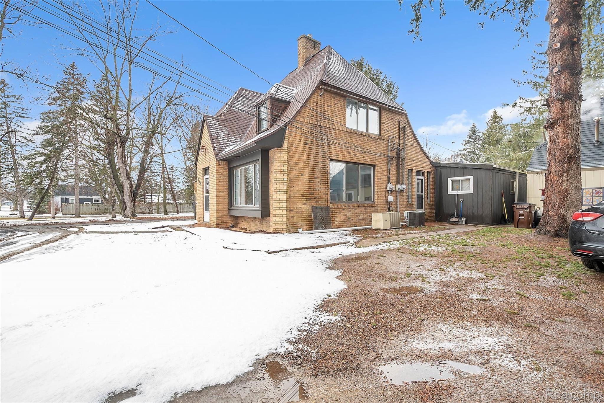 2359 E GRAND RIVER Road